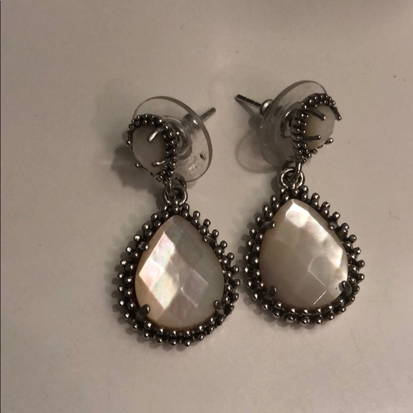 Kendra Scott Jewelry - Kendra Scott pearl drop earrings Kendra Scott Jewelry - Kendra Scott pearl drop earrings